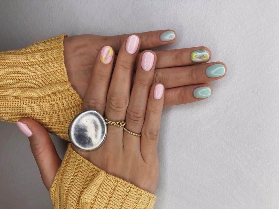 ジュジュのインスタグラム：「@_ai_sugarray さんが 元々提案されてたnailをarrange🤍 . . 一本ずつアート入れて、"ハル"なnail♡ . アクセサリーをお見せする時にも重要になってくるnailなので、気を抜けません😂 . . #nail #💅」