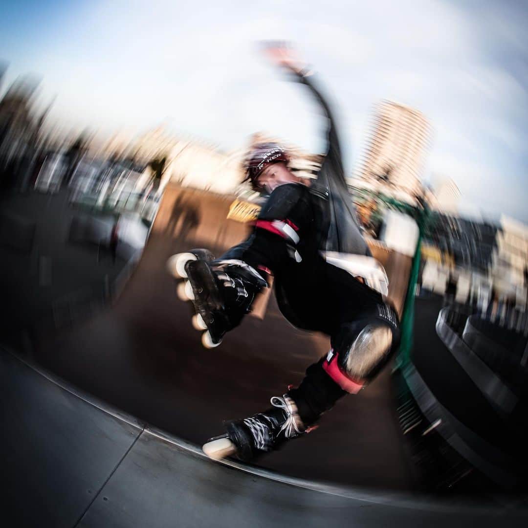 安床武士のインスタグラム：「Backslide. 📷 @photo_luv_db . この動きがある写真はカメラマンのノリさんスタイルが詰まっていてお気に入り！ @usdskates  @goodskates_inc  @canamonroad_japan  @lzbn_official  @papasu1048  #usdskates #usdaeon #aeon72 #rollerblading #blading #inlineskate #takeshiyasutoko #インラインスケート #ローラーブレード #安床武士 #art」