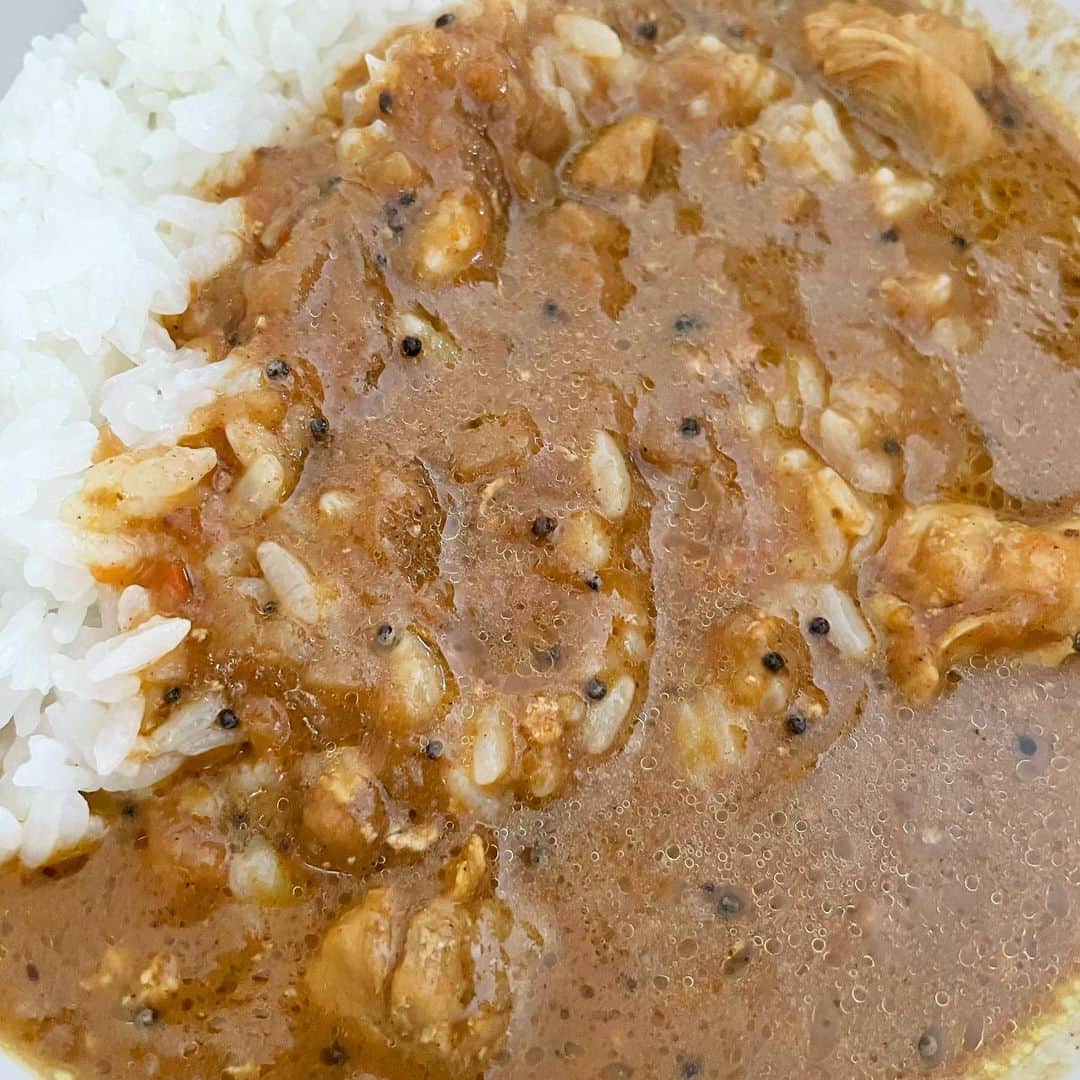 馬渕史香のインスタグラム：「年末に届いてた #桜井食堂 の特製スパイスチキンカレー！をやっと食べれた🍛  おいしいー おいしいよー さくさーん！！  作る時、湯煎で解凍しようと思ったら、うちにある1番大きい鍋に入らんくて、しばらく持ってた笑笑  まずは普通にご飯にかけて 次の日はレシピカードに書いてあったアレンジレシピのカレードリアで  5人前やけど、それぞれけっこうたっぷりかけて食べたから、2人で2食で食べ切るかなーって思ってたけど、ちゃんと5分の1ぐらい残って感動！ たっぷりなのうれしいっ  最近の #あしざわ家 は、週3ぐらいでカレー食べてます笑笑」