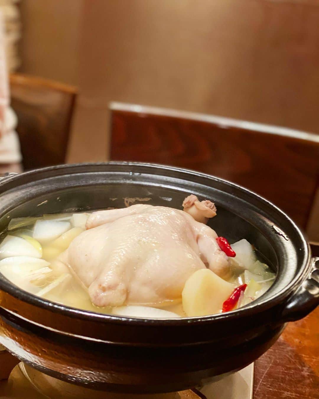 永田明華のインスタグラム：「#美肌効果　と ほっこり求めて 大好きな #ヘルシーメニュー  #タッカンマリ を食べてきました。 お店は #麻布十番　にある#麻布タッカンマリ 。 生姜と唐辛子、鶏のコラーゲンたっぷりでカラダの芯から温まりました〜なので冷え性の方にオススメ。  〆の雑炊も鶏の出汁がしっかりと出て最高です♡ 特製の？ カレーパウダー入れるとまた違った味になるので、是非試してくださいねっ」