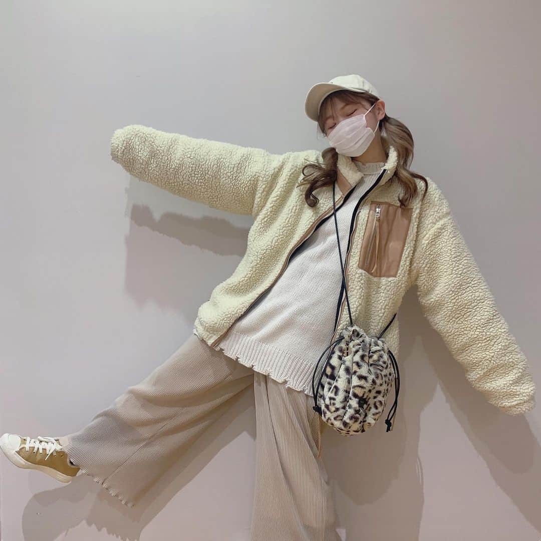 平野友里（ゆり丸）のインスタグラム：「🤍  #ゆり丸コーデ 🍥☁️  アウター→ @beams_official  ニット→ @grl_official  パンツ→ @gu_global @gu_for_all_  スニーカー→ @converse_jp  バッグ→ @nikoand_official   ベージュとホワイトで まとめたゆるコーデ🤍🤎  ・ ・ ・ ・  #ホワイトコーデ #ベージュコーデ #ホワイトベージュ #コーデ  #コーディネート #おしゃれ #おしゃれ好き #おしゃれさんと繋がりたい #ゆり丸 #アイドル #ビームス #グレイル #ジーユー #ニコアンド #コンバース #コンバースコーデ」