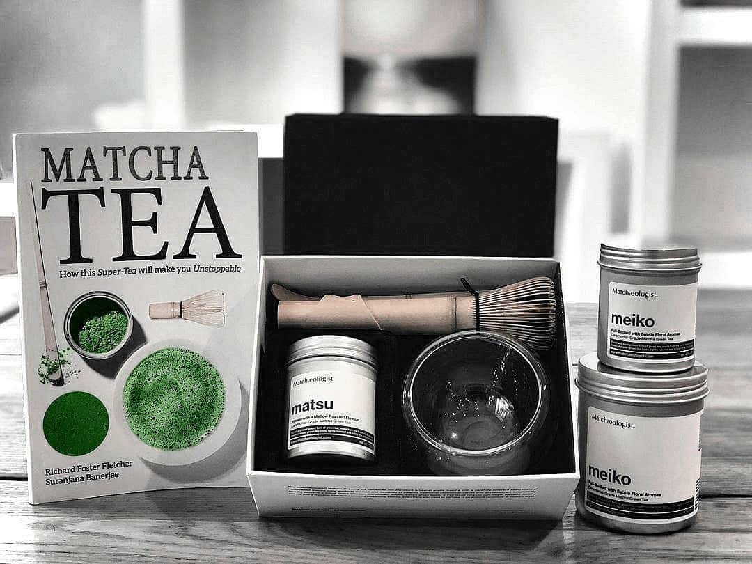 Matchæologist®さんのインスタグラム写真 - (Matchæologist®Instagram)「🌤 Start your day with positive thoughts and a cup of delicious #Matcha! 👋 Tag a friend who needs to see this beautiful #MatchaRitual set featuring our 🌿 Matcha Brewing Kit and Meiko™ Ceremonial Matcha captured by the amazing @the.hairy.barista  @matchaeologist_jp. . Did you know that matcha 🌿 can contribute to the state of ‘calming alertness’ 😇 that lasts for hours without the “lull” that usually follows a strong coffee after an hour or two? Because of this effect, matcha has historically been used by Zen Buddhist monks and samurai warriors to enhance their mental focus before practising meditation sessions or stepping into arenas. 🙏 . 👉 Click our bio link @Matchaeologist to learn more about our artisanal matcha 🍃 . Matchæologist® #Matchaeologist Matchaeologist.com」2月6日 23時03分 - matchaeologist