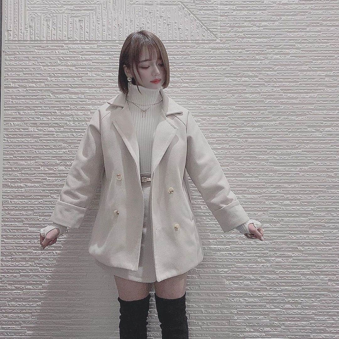 大橋あかりのインスタグラム：「☃️❄︎  真っ白雪だるまコーデ！冬ぽくてお気に入り☺︎ ・ inner & set up @foxx_of  ・ #fashion #ootd  #冬コーデ #セットアップ」