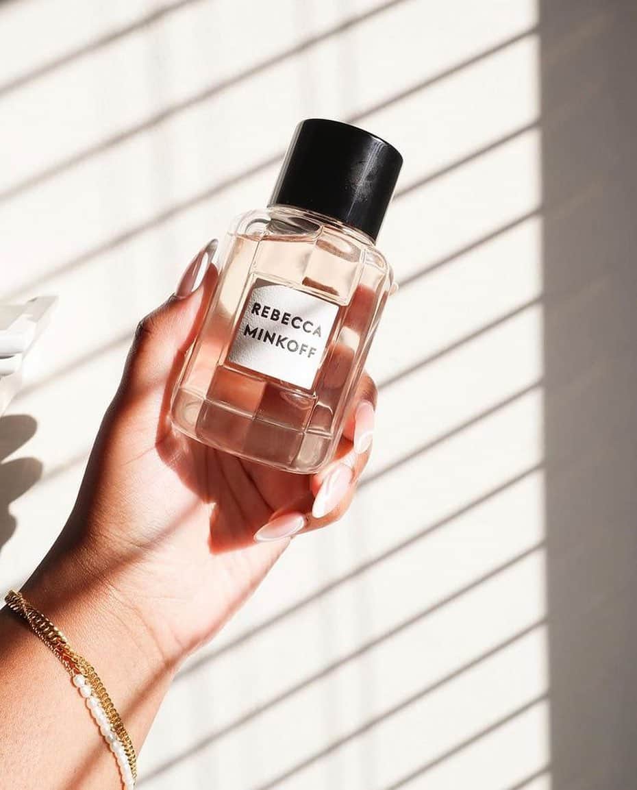 レベッカミンコフのインスタグラム：「Setting the tone of the day with just the right scent. Notes of tabaco, leather, coriander & vanilla for ya✨ Available @macys」