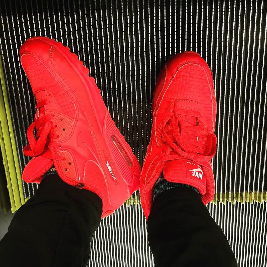 エンドウリョウのインスタグラム：「Nike AIR MAX90 . 赤はテンション上がる。テンアゲ。 皆さんはテンション上がる色ってありますか？  #nike  #airmax90  #差し色は赤」