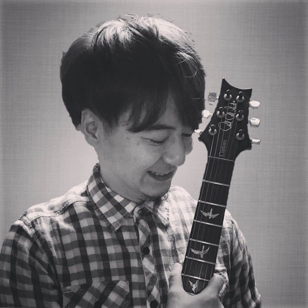 井上裕治さんのインスタグラム写真 - (井上裕治Instagram)「Clubhouse をマネしてみた🎸😂  #clubhouse  #similar  #クラブハウス  #ものまね  #app  #guitar  #prs  #paulreedsmith  #Suhr #awesome  #good  #nice  #love  #smile」2月6日 23時16分 - yuji_inoue_music