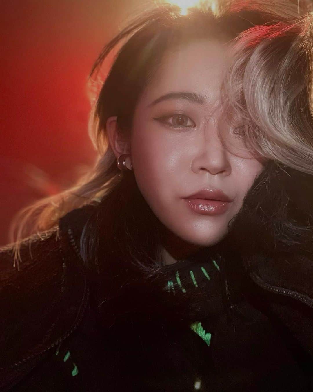 DJ KEIKOのインスタグラム：「女の子ならわかると思うのですが、いつもとちょっとだけメイクを変えたり上手くできた日の1日のわくわく感ってとんでもないレベルだと思うんです。 マスクしっぱなしだしーとか思ってたけど、マスクの下も実はちゃんとしてるよって発想に変えたら1日のやる気がなんだか変わってきたので今日もいい日になる気がします。  PS.今日は生まれて初めて粘膜にラインを引いた日(めちゃくちゃ難しかった)」