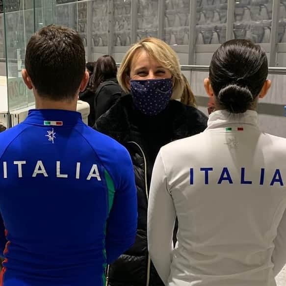 シャルレーヌ・ギニャールさんのインスタグラム写真 - (シャルレーヌ・ギニャールInstagram)「Auguri Barbara 🥳🥳🥳 #birthday #coach #happy #competition #icedance #isufigureskating #fisg4passion」2月6日 23時27分 - charleneguignard