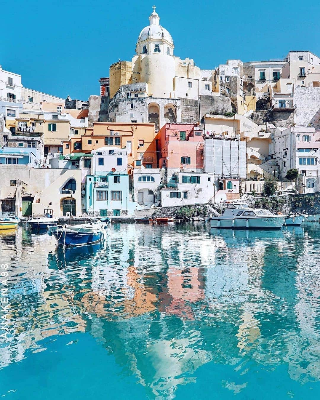 BEAUTIFUL DESTINATIONSさんのインスタグラム写真 - (BEAUTIFUL DESTINATIONSInstagram)「The kaleidoscopic colors of Procida. ✨ Have you heard of this romantic and colorful locale in Italy?  Tucked in the Bay of Naples, this tranquil hideaway makes for a more relaxing day trip than its more popular neighbors. Peppered with picturesque houses, stunning views of the sea, and delicious food, it’s ideal for a quick getaway with loved ones.   Have you been to Procida before? What other hidden gems in Italy have you discovered? 🇮🇹  📸 @anakena88 📍 Procida, Italy」2月6日 23時27分 - beautifuldestinations