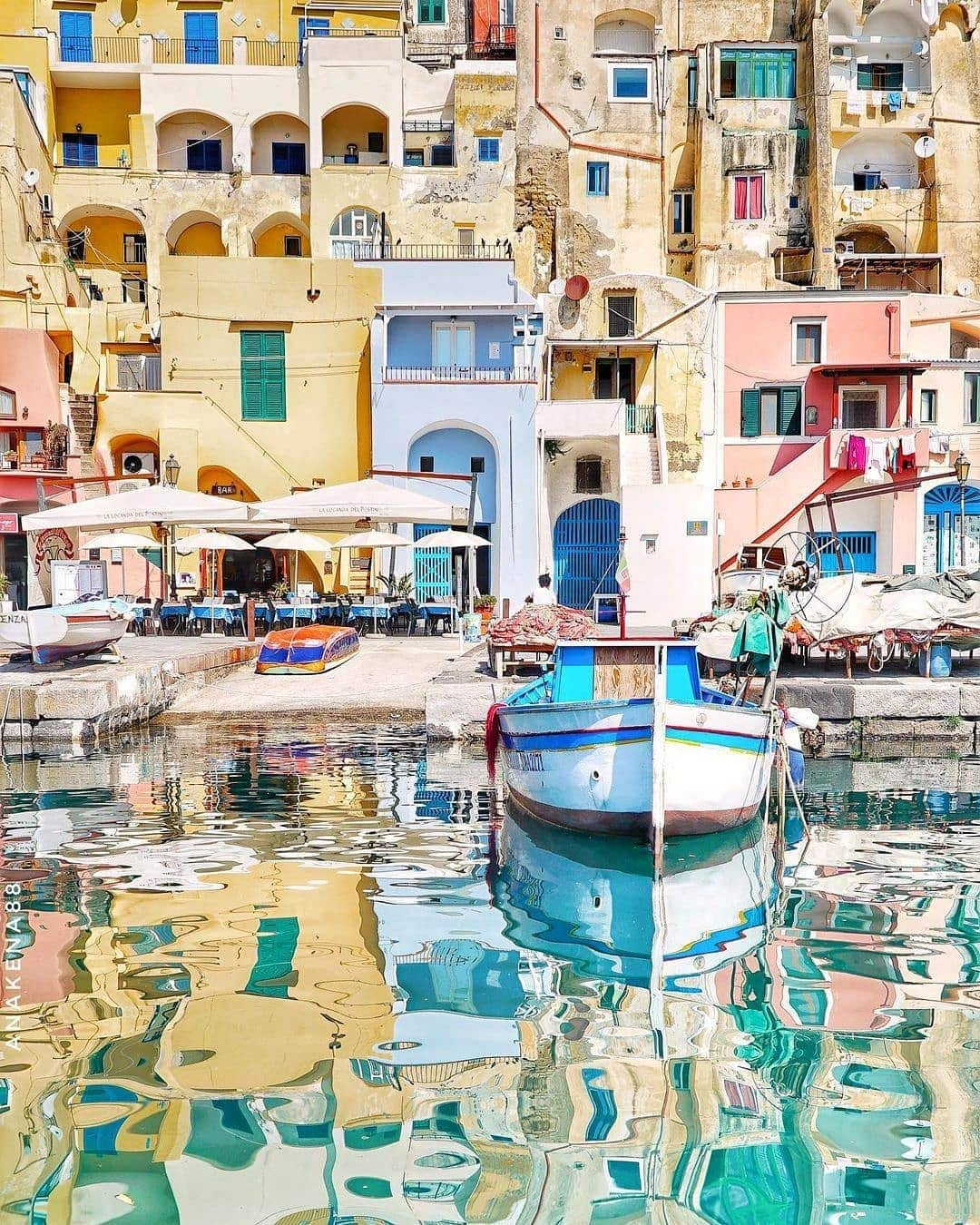 BEAUTIFUL DESTINATIONSさんのインスタグラム写真 - (BEAUTIFUL DESTINATIONSInstagram)「The kaleidoscopic colors of Procida. ✨ Have you heard of this romantic and colorful locale in Italy?  Tucked in the Bay of Naples, this tranquil hideaway makes for a more relaxing day trip than its more popular neighbors. Peppered with picturesque houses, stunning views of the sea, and delicious food, it’s ideal for a quick getaway with loved ones.   Have you been to Procida before? What other hidden gems in Italy have you discovered? 🇮🇹  📸 @anakena88 📍 Procida, Italy」2月6日 23時27分 - beautifuldestinations