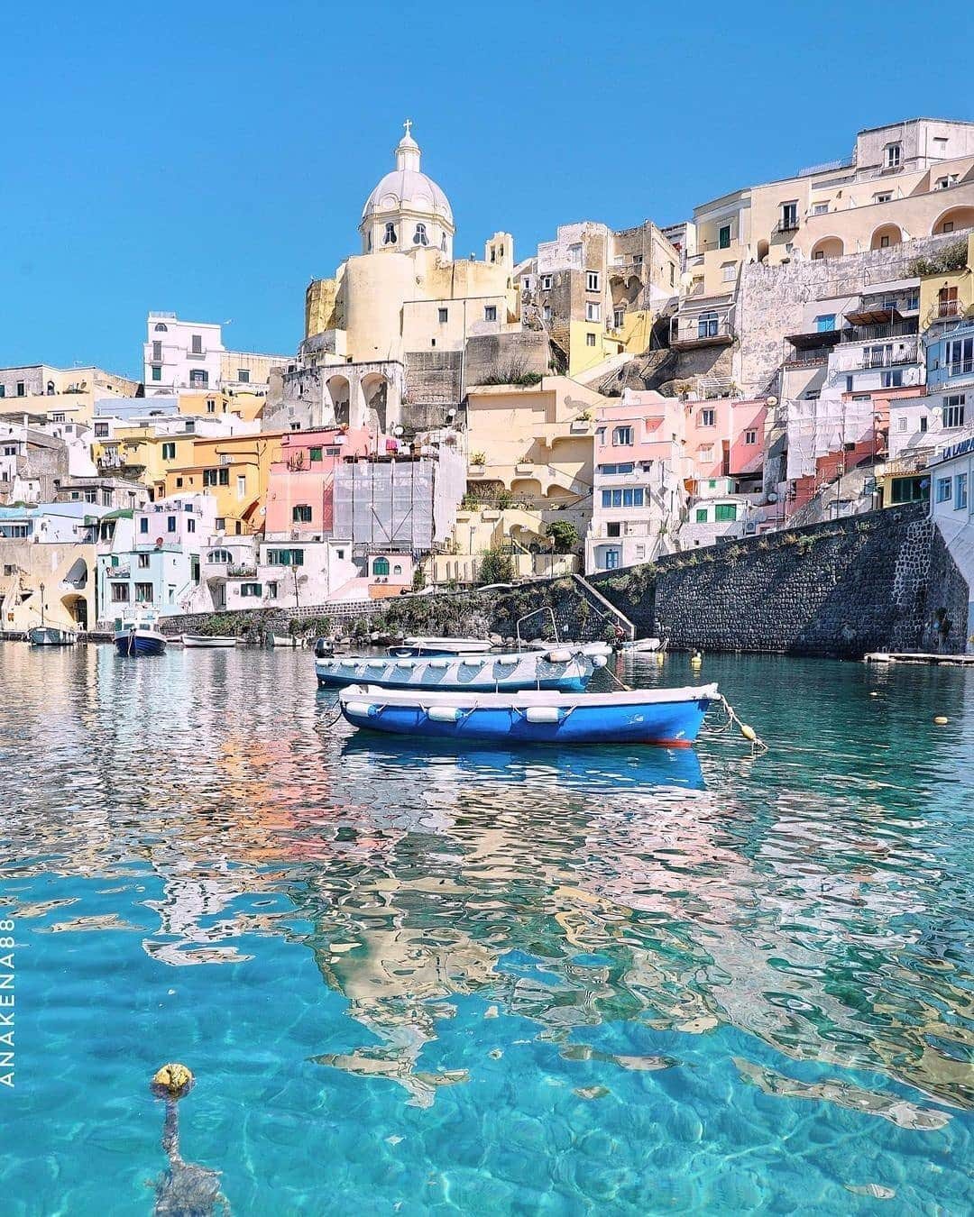 BEAUTIFUL DESTINATIONSさんのインスタグラム写真 - (BEAUTIFUL DESTINATIONSInstagram)「The kaleidoscopic colors of Procida. ✨ Have you heard of this romantic and colorful locale in Italy?  Tucked in the Bay of Naples, this tranquil hideaway makes for a more relaxing day trip than its more popular neighbors. Peppered with picturesque houses, stunning views of the sea, and delicious food, it’s ideal for a quick getaway with loved ones.   Have you been to Procida before? What other hidden gems in Italy have you discovered? 🇮🇹  📸 @anakena88 📍 Procida, Italy」2月6日 23時27分 - beautifuldestinations