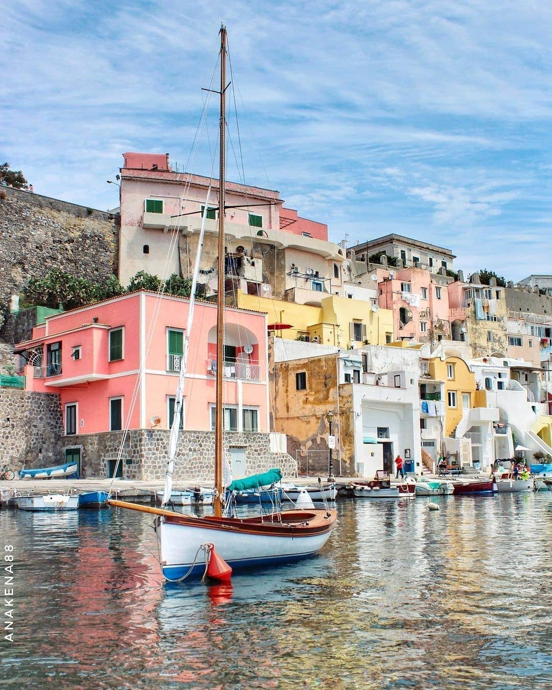 BEAUTIFUL DESTINATIONSさんのインスタグラム写真 - (BEAUTIFUL DESTINATIONSInstagram)「The kaleidoscopic colors of Procida. ✨ Have you heard of this romantic and colorful locale in Italy?  Tucked in the Bay of Naples, this tranquil hideaway makes for a more relaxing day trip than its more popular neighbors. Peppered with picturesque houses, stunning views of the sea, and delicious food, it’s ideal for a quick getaway with loved ones.   Have you been to Procida before? What other hidden gems in Italy have you discovered? 🇮🇹  📸 @anakena88 📍 Procida, Italy」2月6日 23時27分 - beautifuldestinations