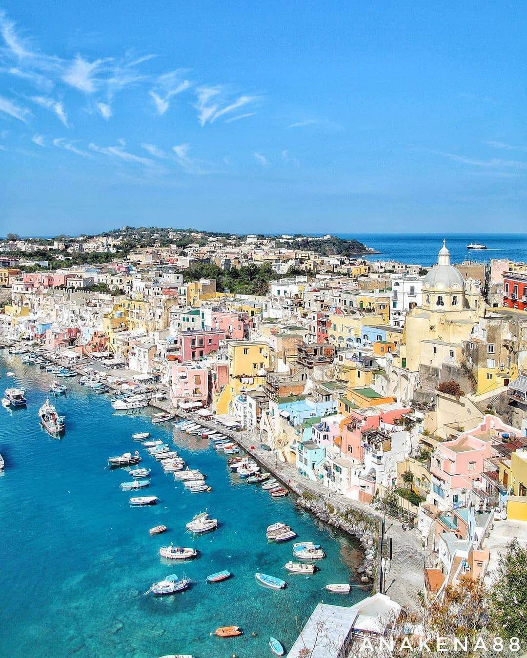 BEAUTIFUL DESTINATIONSさんのインスタグラム写真 - (BEAUTIFUL DESTINATIONSInstagram)「The kaleidoscopic colors of Procida. ✨ Have you heard of this romantic and colorful locale in Italy?  Tucked in the Bay of Naples, this tranquil hideaway makes for a more relaxing day trip than its more popular neighbors. Peppered with picturesque houses, stunning views of the sea, and delicious food, it’s ideal for a quick getaway with loved ones.   Have you been to Procida before? What other hidden gems in Italy have you discovered? 🇮🇹  📸 @anakena88 📍 Procida, Italy」2月6日 23時27分 - beautifuldestinations