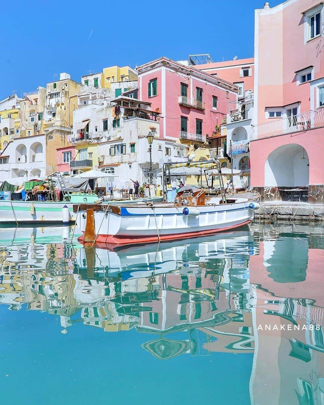 BEAUTIFUL DESTINATIONSさんのインスタグラム写真 - (BEAUTIFUL DESTINATIONSInstagram)「The kaleidoscopic colors of Procida. ✨ Have you heard of this romantic and colorful locale in Italy?  Tucked in the Bay of Naples, this tranquil hideaway makes for a more relaxing day trip than its more popular neighbors. Peppered with picturesque houses, stunning views of the sea, and delicious food, it’s ideal for a quick getaway with loved ones.   Have you been to Procida before? What other hidden gems in Italy have you discovered? 🇮🇹  📸 @anakena88 📍 Procida, Italy」2月6日 23時27分 - beautifuldestinations