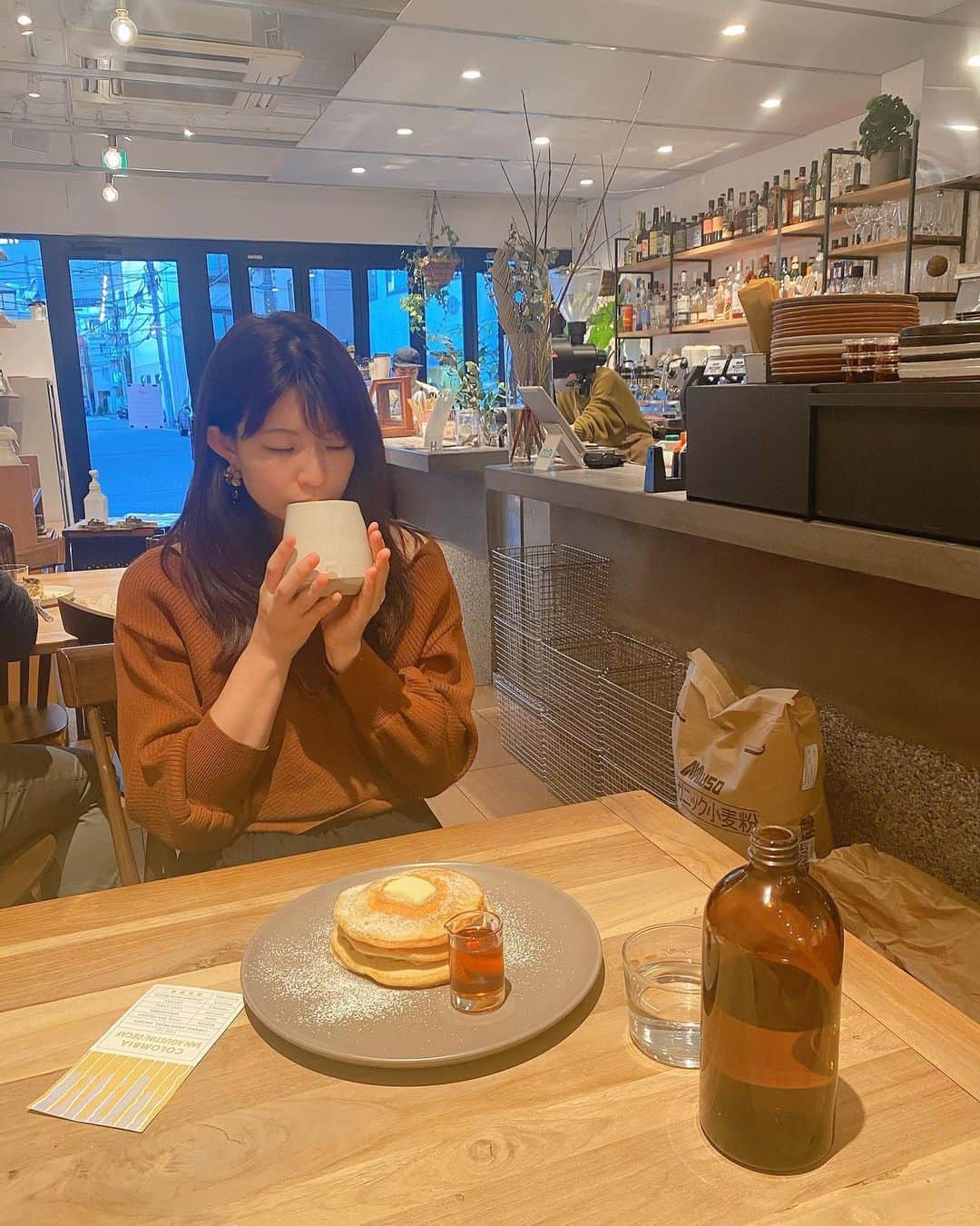 のインスタグラム：「思いっきり目閉じてる写真🤣笑 あまりカフェに行けていないので、行った時の写真を小出しにしていたらそろそろ投稿出来る写真無くなってきました🤣✨ ・ この日はランチを食べる時間が無くて17時とか、 ブランチにパンケーキを。🥞 大好きなかふぇ。WOODBERRYです。 カフェインを取りたくない日は、ディカフェ そして、プレーンパンケーキ！ 作業に終われると頭疲れちゃうからね。糖分大事です⍨⃝︎💭 ・ 明日はおうちで何か作ってみようかなあー。 おうちで出来るなにか調べてみよっと🙃 みんなはどんな日曜日に？ ・ ※前回の投稿の答えは 〔ひと玉　風呂吹き蕪ら　黒胡麻味噌　摺り柚子〕←名前はネットで拾いました🌿スイーツに見えるけど、かぶらでした！ みんなのこと騙せたかな？笑 ・ #週末の過ごし方 #かふぇ #かふぇめぐり #ディカフェ #カフェインレス #ほっと一息 #パンケーキ巡り #パンケーキ部 #パンケーキ食べたい #渋谷カフェ」