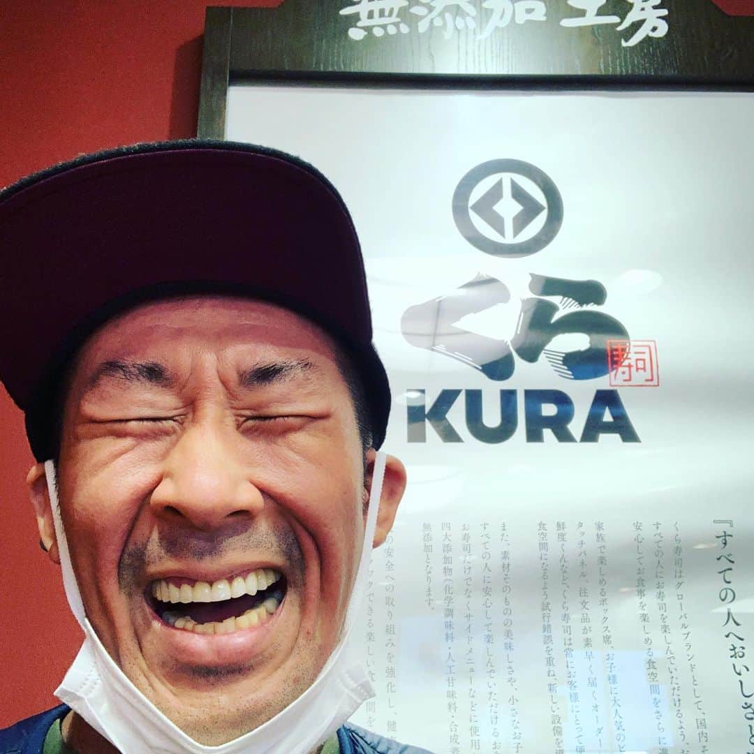 田村裕さんのインスタグラム写真 - (田村裕Instagram)「結局美味いし、子供も明らかにテンション高いし、行ってまいますね〜。  くら寿司で検索してヒットした方勝手にタグ付けすいません！  #今日は笑えた？ #笑えなかったとしても大丈夫 #僕が笑ってる #麒麟田村 #タムラ433 #TAMURA #smile #笑容 #미소 #ガシャポンのためにもう一枚食わされるやつw #くら寿司 #全力笑顔」2月6日 23時20分 - hiroshi9393
