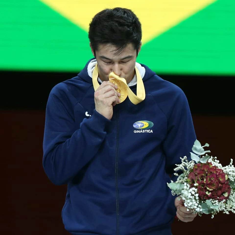 アルトゥール・オヤカワ・マリアノのインスタグラム：「Triste? Sim. Mas vou seguir treinando, um dia de cada vez. A ficha vem caindo aos poucos. Mas graças a Deus estamos todos bem. Queria agradecer a todos pelas mensagens e suporte. Sabem o quanto que suei, ralei, treinei, chorei, briguei pra conquistar cada uma das medalhas, que foram levadas, mas tenho fé que vamos recuperar. Muitos acham que medalha tem valor financeiro, estão enganados. Tem um IMENSO valor sentimental que dinheiro nenhum compra! #MedalhaNãoSeCompra」