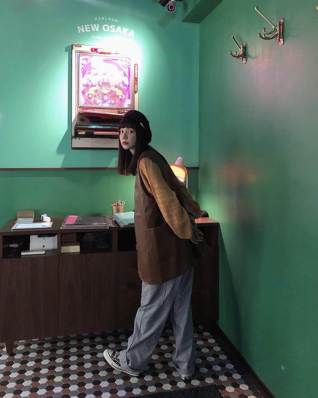 謝琦琦（Kiki）さんのインスタグラム写真 - (謝琦琦（Kiki）Instagram)「假裝去了趟大阪  帽子/ @stussy 背心.褲子/ @no.11official  短版上衣是未來新品喔」2月6日 23時22分 - kikihsieh