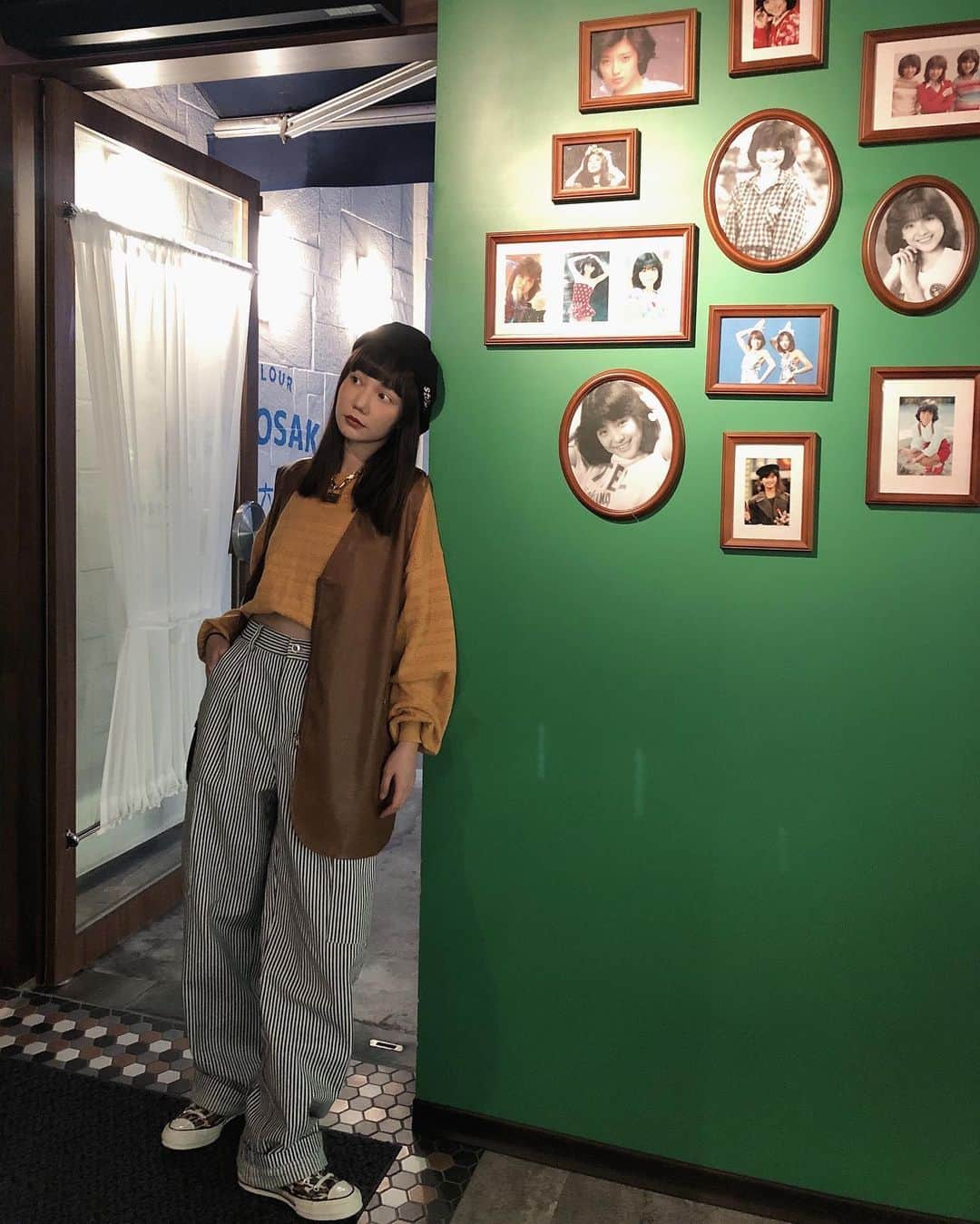 謝琦琦（Kiki）のインスタグラム：「假裝去了趟大阪  帽子/ @stussy 背心.褲子/ @no.11official  短版上衣是未來新品喔」