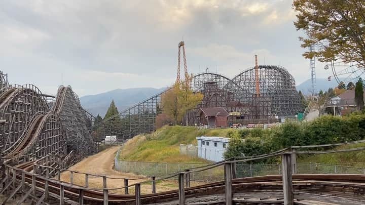 ちぃのインスタグラム：「城島高原パークに撮影行った時に 乗らせてもらったジェットコースター【ジュピター】 自分とりなみんさんはジェットコースター苦手で乗る直前まで、本当に乗るか悩んだ😧 マジで怖かった😫 でも、中々乗る機会ないから乗れてよかった👍 別府行ったの結構前やったけ 動画とか見返したらめちゃくちゃ叫んどるし、終わったあとの皆の顔が面白い🤣 特にじんさん🤓 急に老けた？笑  #城島高原パーク #大分県 #別府 #ジュピター #ジェットコースター #木 #スカイピース #スカイチーム」