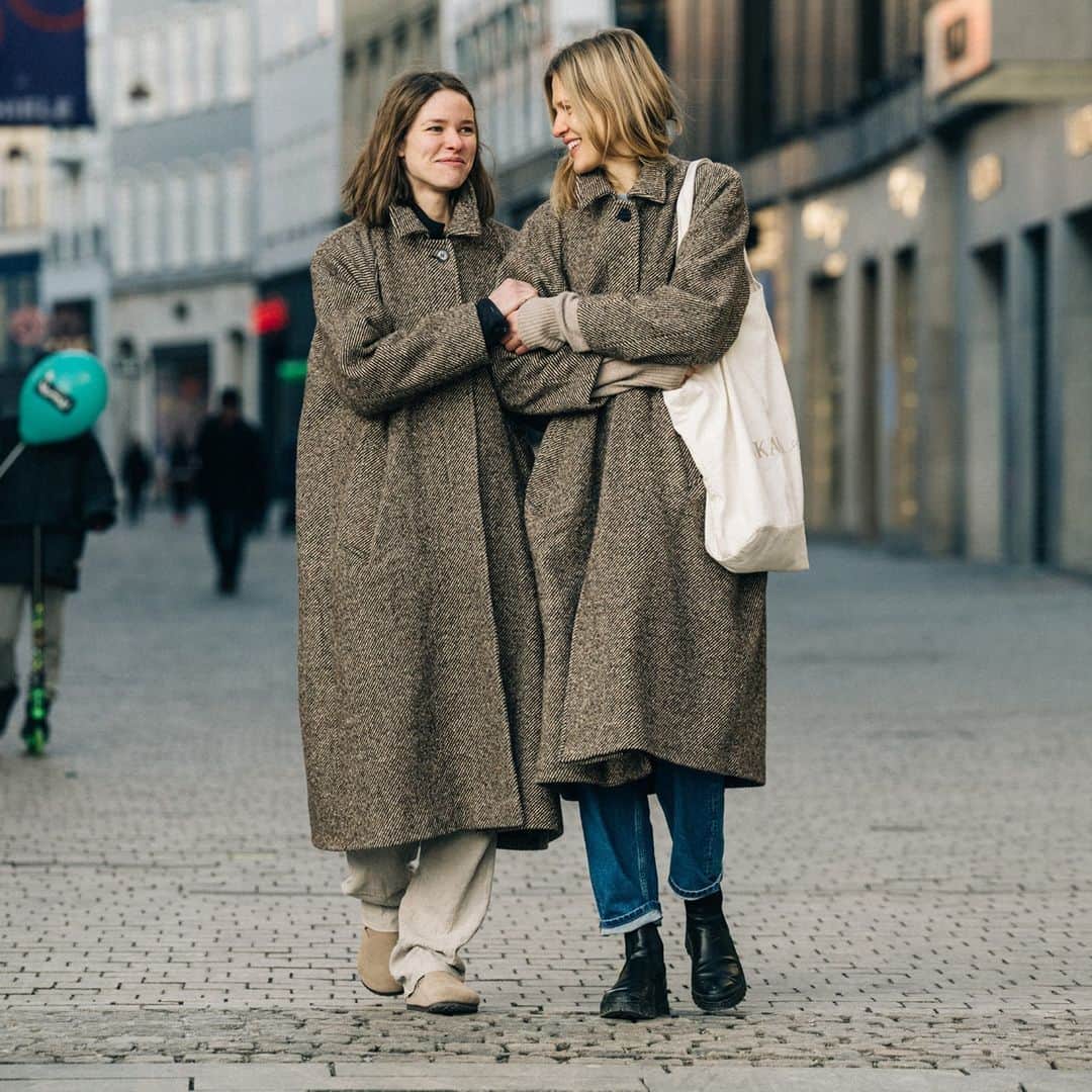Vogueさんのインスタグラム写真 - (VogueInstagram)「Copenhagen staged its first wholly digital Fashion Week, but that doesn't mean the city's street style was any less interesting. On the city’s cobbled streets, photographer Adam Katz Sinding (@aks) documented many looks with a protective, cool edge.   Tap the link in our bio to see some of our favorites. Photographed by @aks」2月6日 23時30分 - voguemagazine