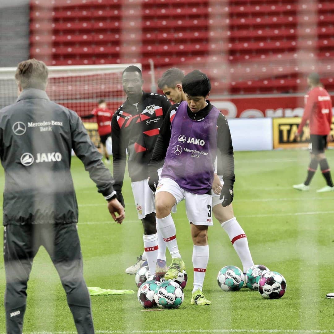 VfBシュトゥットガルトのインスタグラム：「Warm-up! ✅ ---- #B04VfB #vfbstuttgart1893 #vfbstuttgart #auswärtsspiel #auscannstatt #furchtlosundtreu #VfB #VfBInsta」