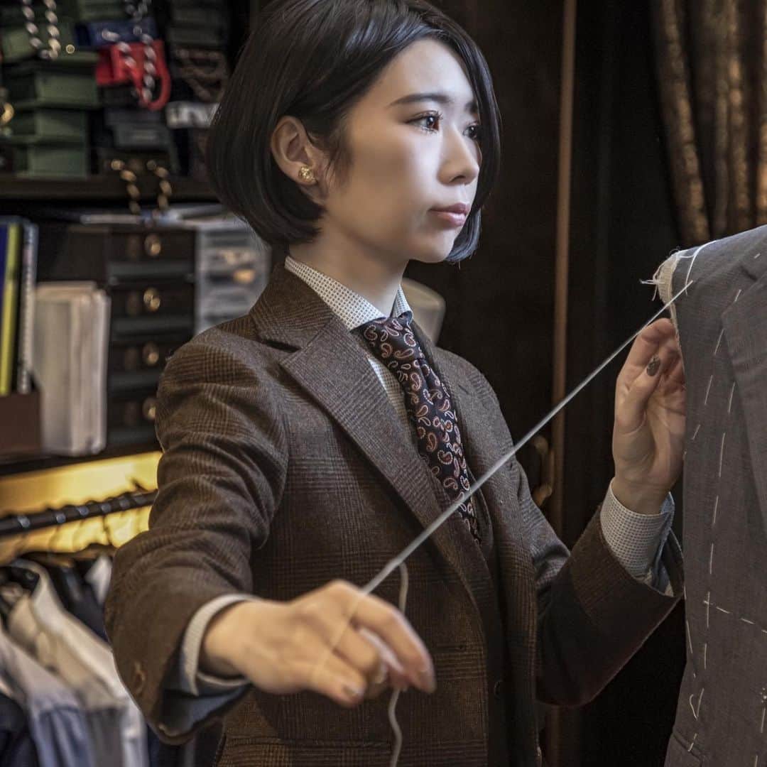 のインスタグラム：「新スタッフご紹介 マスターテーラー相澤編  ※詳しくはプロフィールのホームページ→ブログをご覧ください✨  #新スタッフ #mensfashion #テーラー #女性テーラー #tailor #自己紹介 #handmade #suit #ryoaoyama #青山良 #オーダースーツ大阪 #メンズファッション #スーツコーディネイト #メンズウェア #大阪 #心斎橋 #南船場 #luxum #fashion #お洒落 #お洒落さんと繋がりたい #宣材写真 #ポートフォリオ #プロフィール写真 #portpholio #portraitphotography #オーダースーツ #スーツ #スーツ女子 #bespoke」