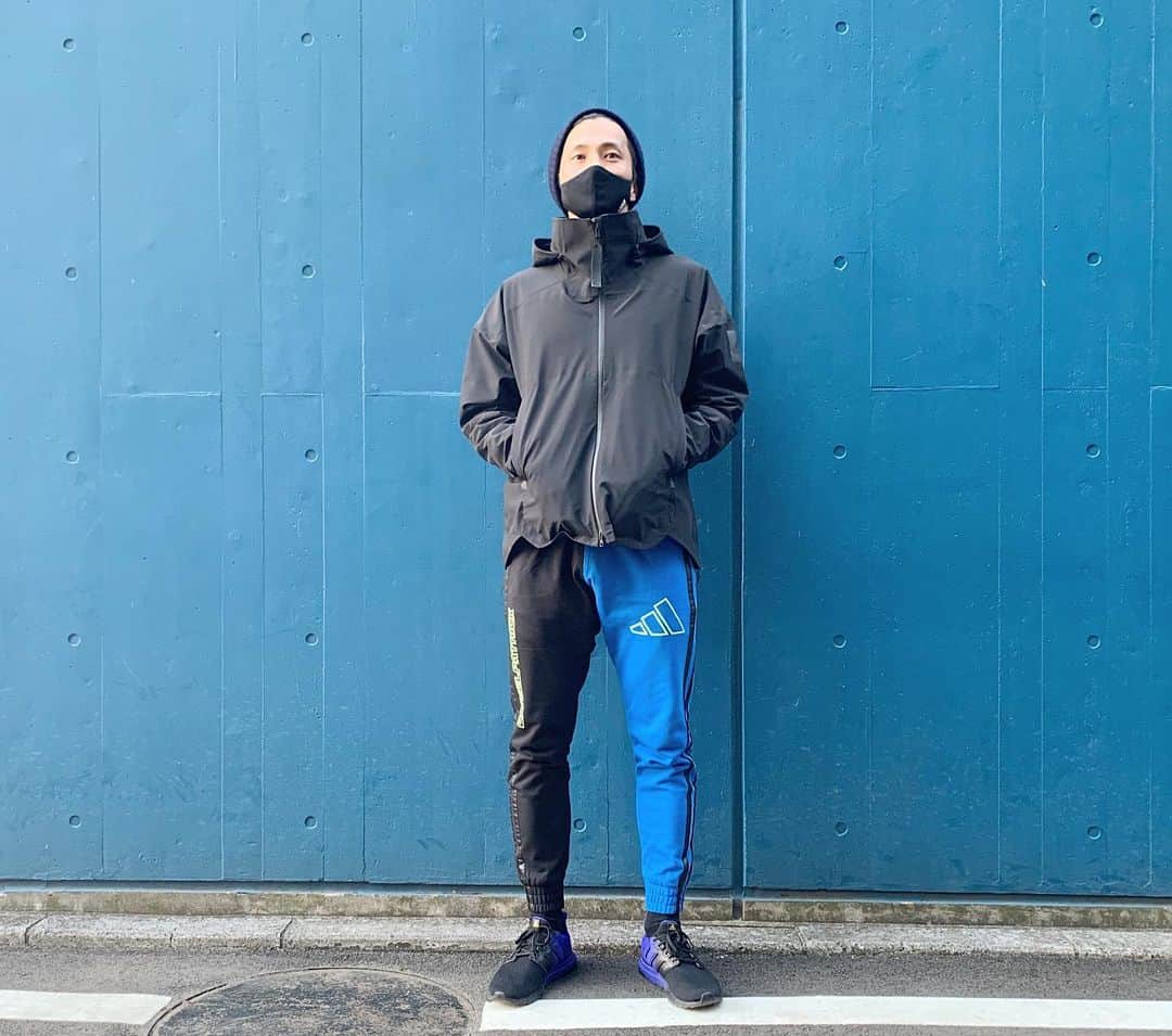石田剛規のインスタグラム：「青ってあんまり普段着ない気がする。 新鮮で気持ちがいい。  靴も快適で今日はこれで少しだけ走った。 体力はほんとなかった。  #adidastokyo  #danielpatrick」