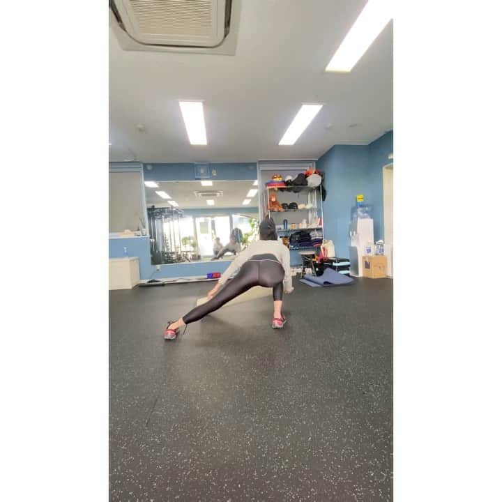 VANRIのインスタグラム：「* 最近のトレーニング事情💪🏻  ☑︎ 柔軟性向上(特にハムと臀部） ☑︎ 筋力アップ ☑︎ 体幹トレ  50minの様々なトレ終了後は バーレスクの" Show Me How You Burlesque " の曲にのって締めトレ🔥 あいちゃん @aiharakawa93 のお陰で 楽しく厳しく頑張れます！w オンラインもやってるってよ？ ☞ @tommy_workout.gym  #workout #training #gym #personaltraining」