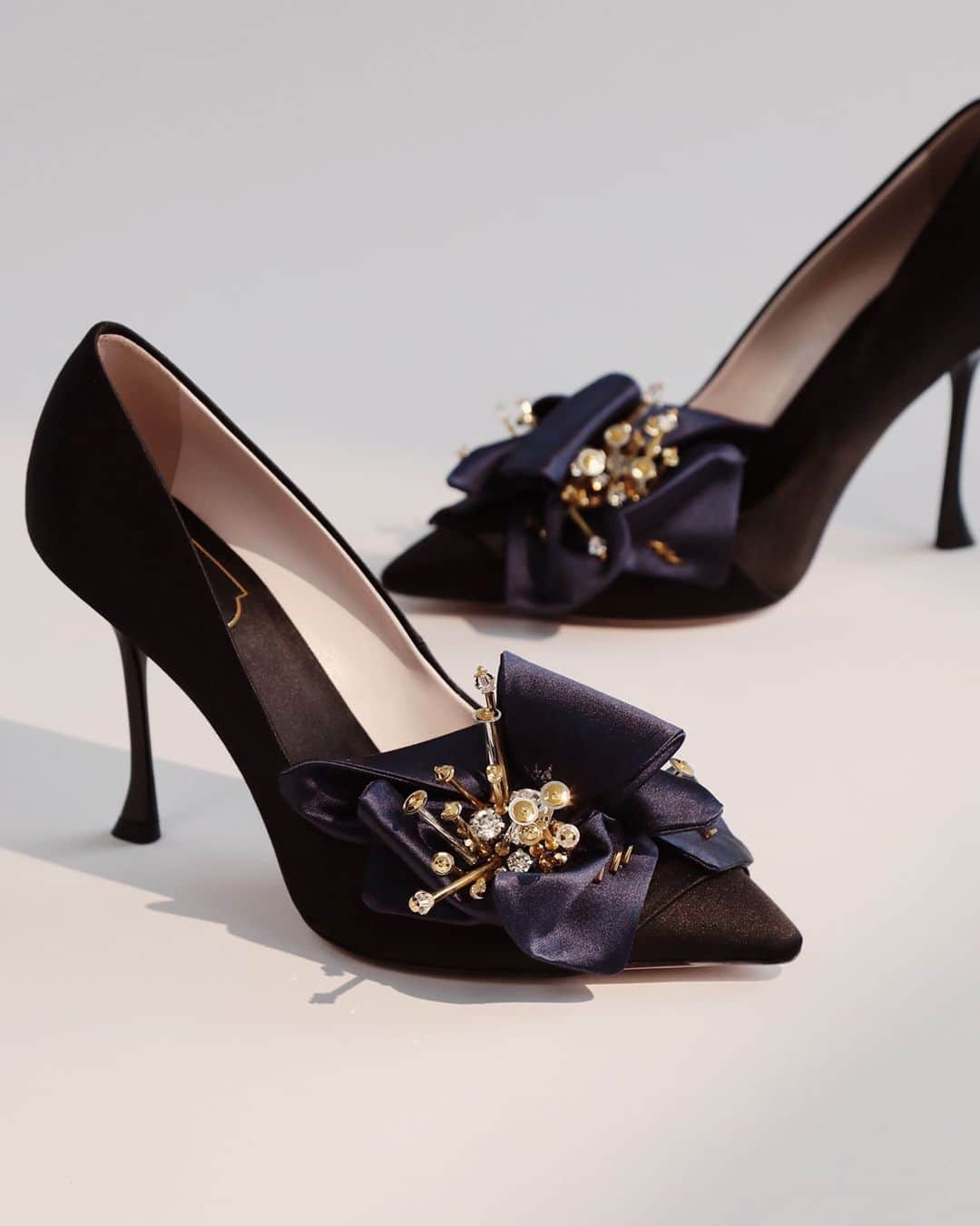 The Outnetのインスタグラム：「When your looks are lacking some va-va-vivier, @rogervivier's heels are the answer.   Shop all your favorite Instagram looks, just visit the link in bio」