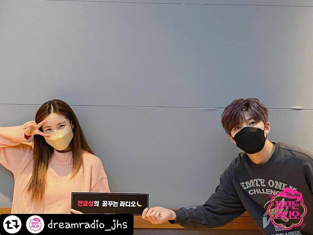 U-KISS（ユーキス）さんのインスタグラム写真 - (U-KISS（ユーキス）Instagram)「[#수현] 💫꿈꾸는 라디오💫 ⠀ 꿈꾸라 가족이랬잖아요...  왜 때문에 사진 찍을 때마다 두 사람 간격이 멀어지는거죠ㅋㅋㅋ ⠀ #MBC #라디오 #MBC라디오 #FM4U #전효성  #꿈꾸는라디오 #꿈꾸라 #전효성의꿈꾸는라디오 #수현oppa #유키스」2月6日 23時52分 - ukisskorea_official