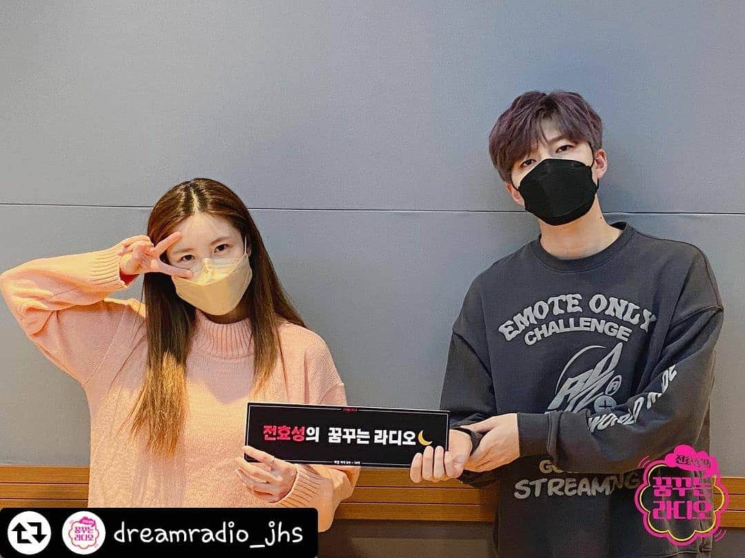 U-KISS（ユーキス）のインスタグラム：「[#수현] 💫꿈꾸는 라디오💫 ⠀ 꿈꾸라 가족이랬잖아요...  왜 때문에 사진 찍을 때마다 두 사람 간격이 멀어지는거죠ㅋㅋㅋ ⠀ #MBC #라디오 #MBC라디오 #FM4U #전효성  #꿈꾸는라디오 #꿈꾸라 #전효성의꿈꾸는라디오 #수현oppa #유키스」