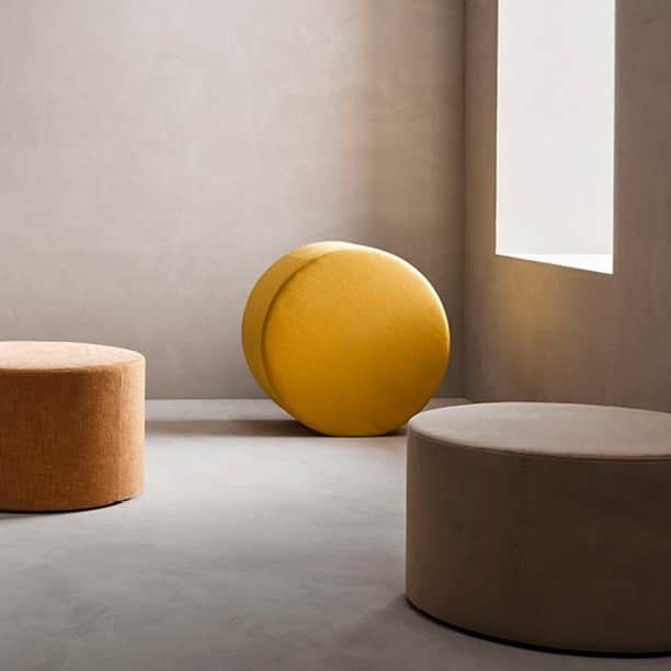 BoConceptさんのインスタグラム写真 - (BoConceptInstagram)「ANY STYLE AS LONG AS IT’S YOURS with the Eden footstool.   Use it to add a pop of colour or to unify your tone-in-tone look – available in any of 120+ fabrics and leathers.  Coffee table, pouf or extra seat. How will you use it?  #boconcept #liveekstraordinaer #newcapsulecollection21 #danishdesign #interiordesign」2月6日 23時46分 - boconcept_official