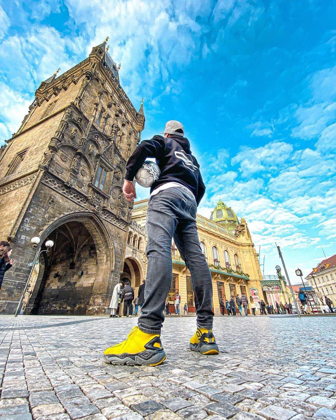 ショーン・ガルニエのインスタグラム：「My legs are open : this is the only time you can nutmeg me ! 😎🤣 @urbanball #Urbanballer #SeanGarnier #Football #Pic」