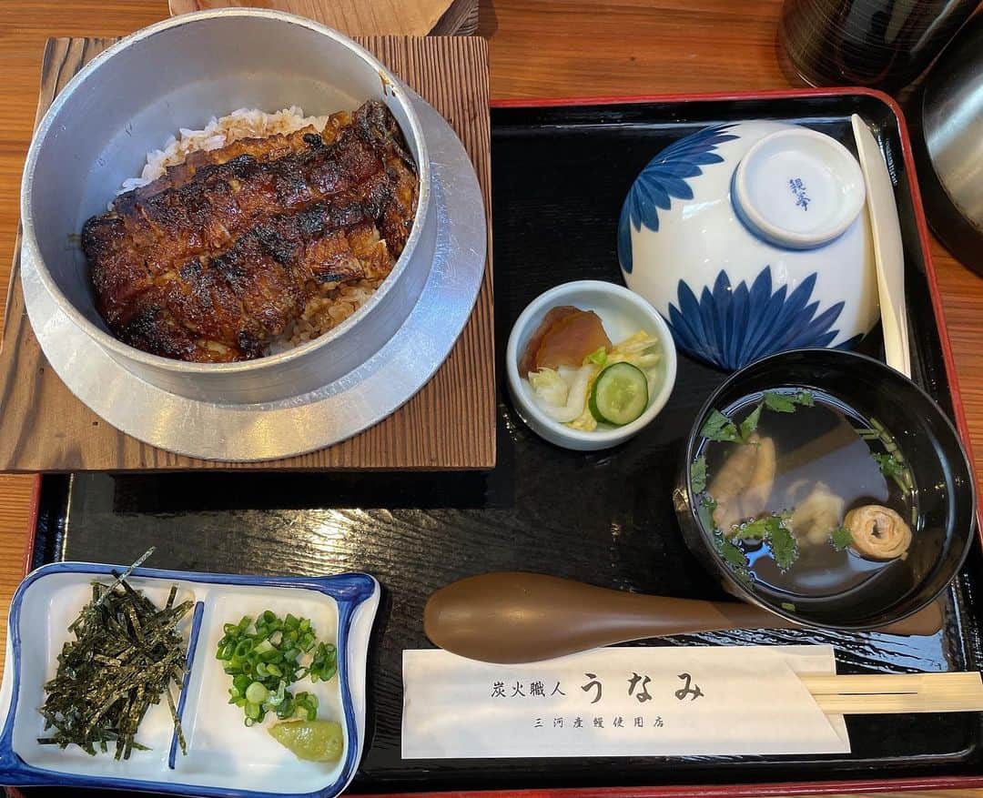 たまたまこのインスタグラム：「ここの鰻は初めて来たけど素晴らしかった〜〜何がすごいってこのひつまぶしが2000円、、安いだけじゃないよ、地焼きで香ばしくてまじ美味い🥰🥰🥰 あとは米にも感動！ ちゃんと釜炊きだからしっかりしてて、しかもわりと硬めに炊いてあってまじで神😍😍😍 これはもうこの辺に住みたいわ。」