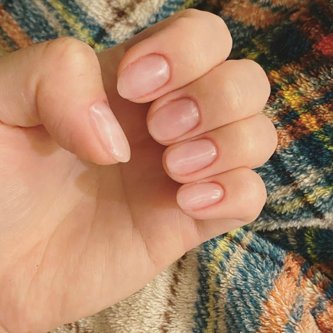 大谷雅恵のインスタグラム：「全オフからのプレパからのハードジェルで土台完了💅  自爪が極薄なのでこうしておかないとあらゆるダメージを受けます:-(  これで安心。  次のデザインが浮かび次第またロングにします☻  #ジェルネイル #プレパレーション  #フィルイン #gelnails  #nailstagram  #네일스타그램」