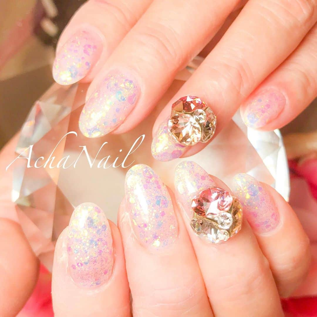 AchaNailのインスタグラム：「ホログラムぎっしりベースに﻿ 立体ビジュー💖﻿ ﻿ https://ameblo.jp/acha-nail/entry-12655082523.html﻿ ﻿ #ネイル #ジェルネイル #フィルイン #フィルイン導入サロン #南池袋 #池袋 #池袋ネイルサロン #ネイルデザイン #ビジューネイル #スワロフスキー #オーロラネイル #クリアネイル #ホログラム #ホログラムネイル #シースルーネイル #locari #Nails #AchaNail #NailStagram #InstaNails #Nailart #JapaneseNailart #NailDesign #Gelnails #kawaii #日式美甲 #swarovski #clearnails #auroranails #hologramnails」