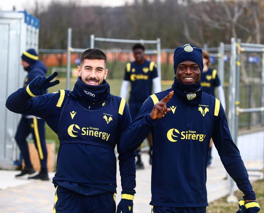 エラス・ヴェローナFCのインスタグラム：「In partenza per Udine 👍😁  Buon viaggio, gialloblù 🟡🔵  #DaiVerona #UdineseVerona #SerieATIM」