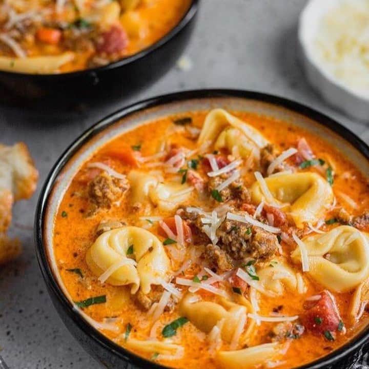 ジョンソンヴィルのインスタグラム：「It's official: sausage and soup are going strong this season. We L-O-V-E seeing what you all do with our products, the outcomes are stellar. If you're looking for soup ideas, we've rounded up a few of our favorite share outs. Keep the good food coming, sausage fans. Head to the profiles of these saavy cooks for more info on their recipe ideas 👍  Spicy Sausage and Tortellini Soup  📷 @midwestnicemakes  Zuppa Toscana 📷 @charlotte_fashion_plate  Sausage, Spinach, Carrot & Garlic Soup 📷 @kansasfoodiegyrl  Unstuffed Cabbage Roll Soup 📷 @foodiesterminal_official  Sweet Sausage Soup 📷 @belikebecci  Low Carb Cheesy Sausage & Cauliflower Soup 📷 @tianajclark  Spicy Sausage Soup 📷 @sarahspandemickitchen」