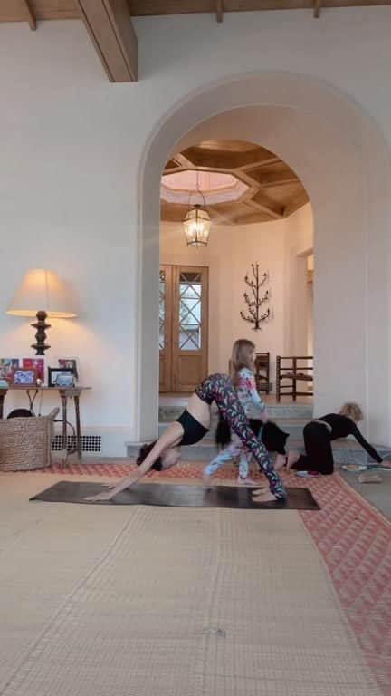 アリス+オリビアのインスタグラム：「Nothing like a relaxing morning #yoga practice 😂」