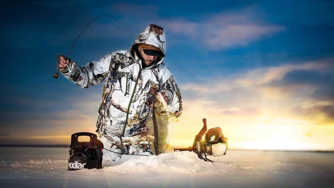 シマノ｜Fishingのインスタグラム：「All the makings of a fish tale by the fireplace.  #FishShimano #IceFishing #Walleye 📸: @shawn_p_riley」