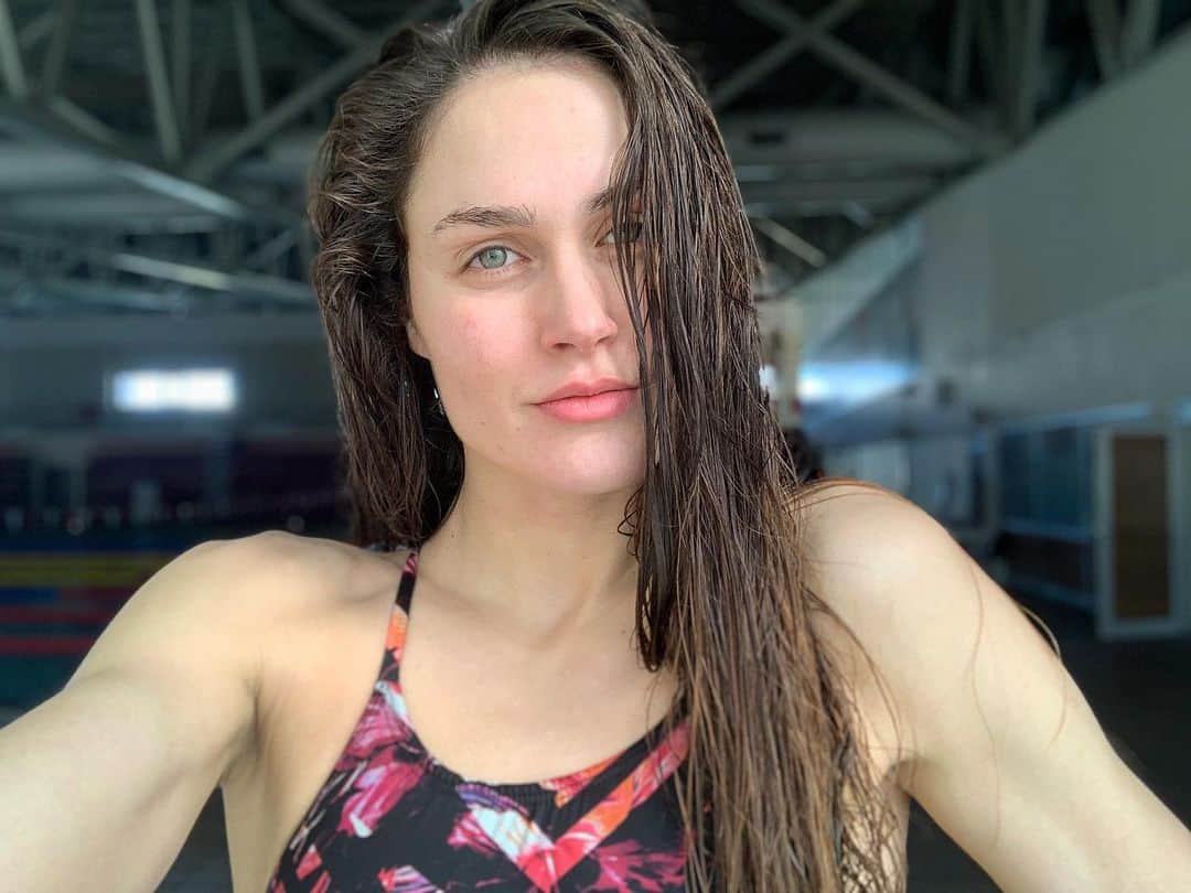 ズザンナ・ヤカボスのインスタグラム：「sok óra edzés után, fáradtan, képmódosító szerek nélkül, de boldogan, mert túléltem ezt a kemény hetet és ez a közepe táján közel sem volt oly biztos..  . . . . . #helloweekend #tiredface #swimmerlife #swimmerproblems #swimming #nomakeup #nofilter #afterpractice #theuglytruth #chlorineismyperfume」