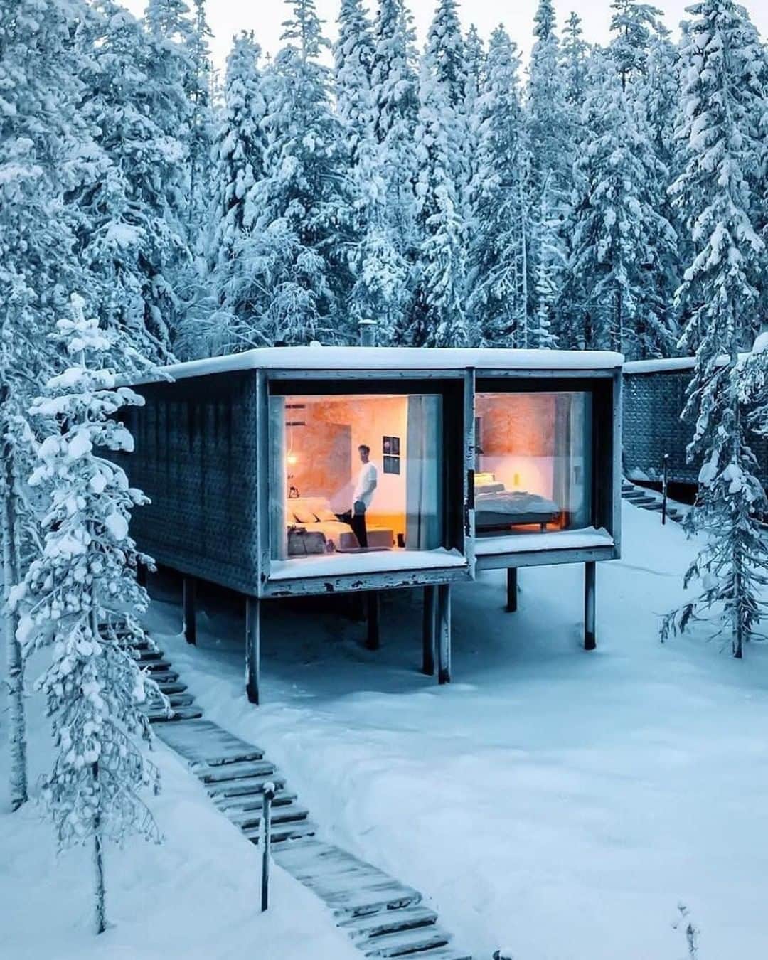 Architecture - Housesさんのインスタグラム写真 - (Architecture - HousesInstagram)「⁣ 𝗪𝗶𝗻𝘁𝗲𝗿 𝘀𝗵𝗲𝗹𝘁𝗲𝗿𝘀! ❄⁣ These 6 #cabins are just INCREDIBLE to spend a weekend getaway, don't you think? ❄ Spots where to enjoy nature, reconnect with yourself and be happy! 🙃 Tag who you’d stay here with and leave a double tap if you love it! 🖤⁣⁣⁣ _____⁣⁣⁣⁣⁣⁣⁣ 📸⁣ 1. By William O'Brian Jr & Peter Guthrie⁣ 2. @bradenstanley  3. @therollingvan  4. @meirr  5. By Frank Lloyd Wright⁣ 6. @bradenstanley  #archidesignhome⁣⁣⁣ _____⁣⁣⁣⁣⁣⁣ #cabinliving #cabinview #woodcabin #cabindesign #cabinfeed #forestcabin #forestcabins #cabinpics #cabinsinforests #cabinphotography #architecture #archilovers #cabingoals #treehouselife #treehouselove #treehousevilla #treehousegoals #cabindesigns #cabinsdaily #cozycabins #beautifulcabins #naturehouse」2月7日 0時10分 - _archidesignhome_