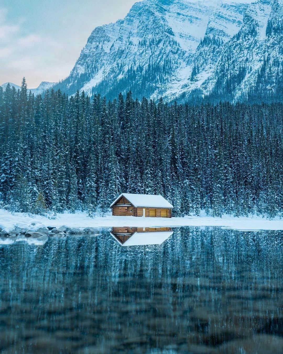 Architecture - Housesさんのインスタグラム写真 - (Architecture - HousesInstagram)「⁣ 𝗪𝗶𝗻𝘁𝗲𝗿 𝘀𝗵𝗲𝗹𝘁𝗲𝗿𝘀! ❄⁣ These 6 #cabins are just INCREDIBLE to spend a weekend getaway, don't you think? ❄ Spots where to enjoy nature, reconnect with yourself and be happy! 🙃 Tag who you’d stay here with and leave a double tap if you love it! 🖤⁣⁣⁣ _____⁣⁣⁣⁣⁣⁣⁣ 📸⁣ 1. By William O'Brian Jr & Peter Guthrie⁣ 2. @bradenstanley  3. @therollingvan  4. @meirr  5. By Frank Lloyd Wright⁣ 6. @bradenstanley  #archidesignhome⁣⁣⁣ _____⁣⁣⁣⁣⁣⁣ #cabinliving #cabinview #woodcabin #cabindesign #cabinfeed #forestcabin #forestcabins #cabinpics #cabinsinforests #cabinphotography #architecture #archilovers #cabingoals #treehouselife #treehouselove #treehousevilla #treehousegoals #cabindesigns #cabinsdaily #cozycabins #beautifulcabins #naturehouse」2月7日 0時10分 - _archidesignhome_