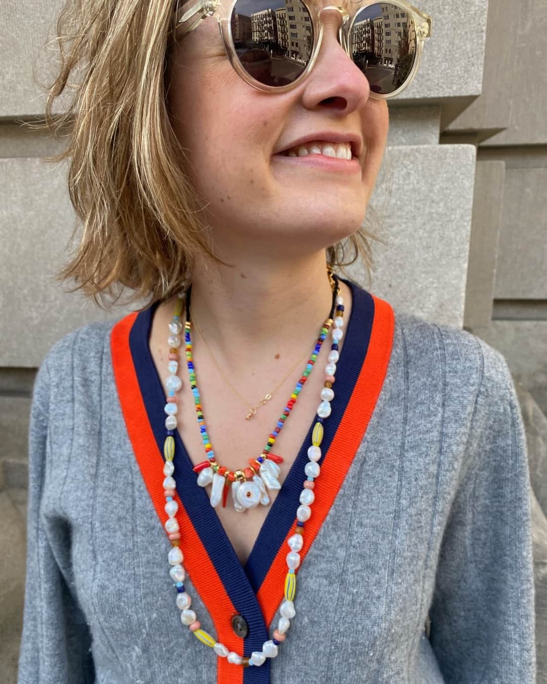 リジー フォルトゥナートのインスタグラム：「Mornin! 🙋‍♀️ Sis giving good Saturday vibes🍒 🌈🍔 in the Isola Necklace in Rainbow & Mask Keeper in Sunrise (worn as a necklace) 😉 #lizziefortunato」