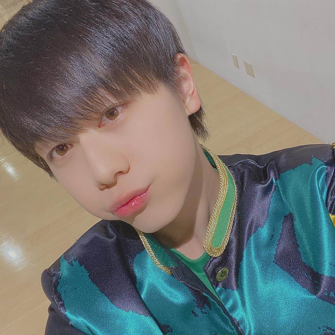 横山統威のインスタグラム：「腰バッキバキやぁ。 お稽古してると時間がすぐ過ぎる。スギルくん。 どなたか…マッサージしてくださる方はいらっしゃいますか？  #ごま油マッサージとかあるん？ #オリーブはなかったっけ？ #ラベンダーとかいい香りのがいい #アロマ好き #部屋にいい香りしたらモテそう #でも逆効果ってのもありそう」