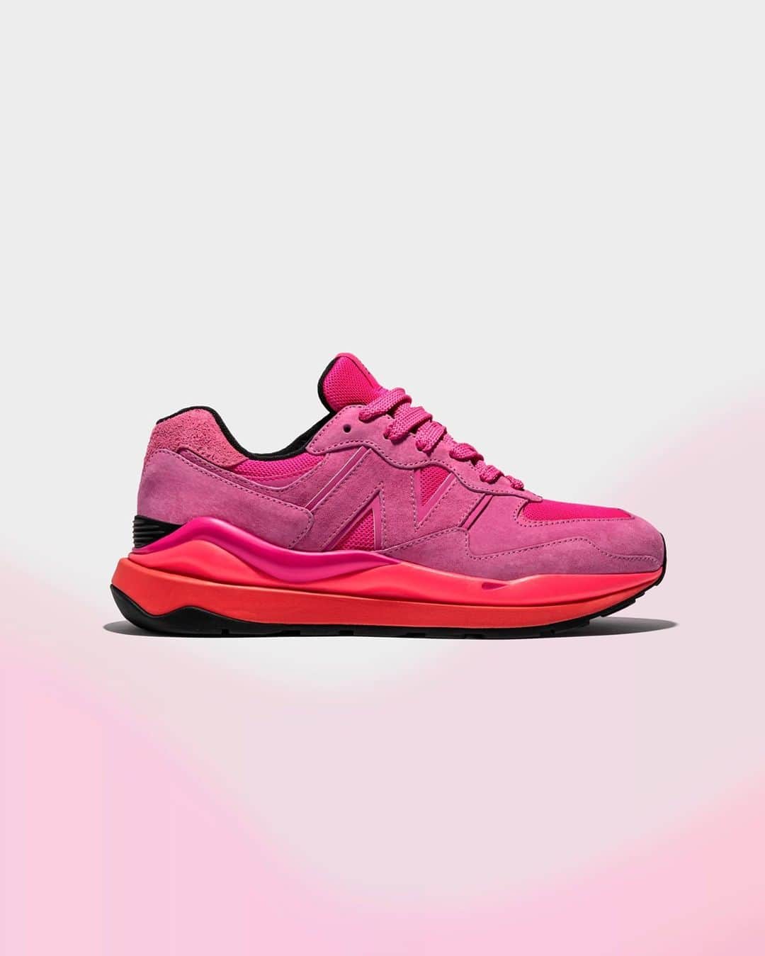 Foot Lockerのインスタグラム：「Rosy Red. 💓 #New Balance 57/40 is now available online」