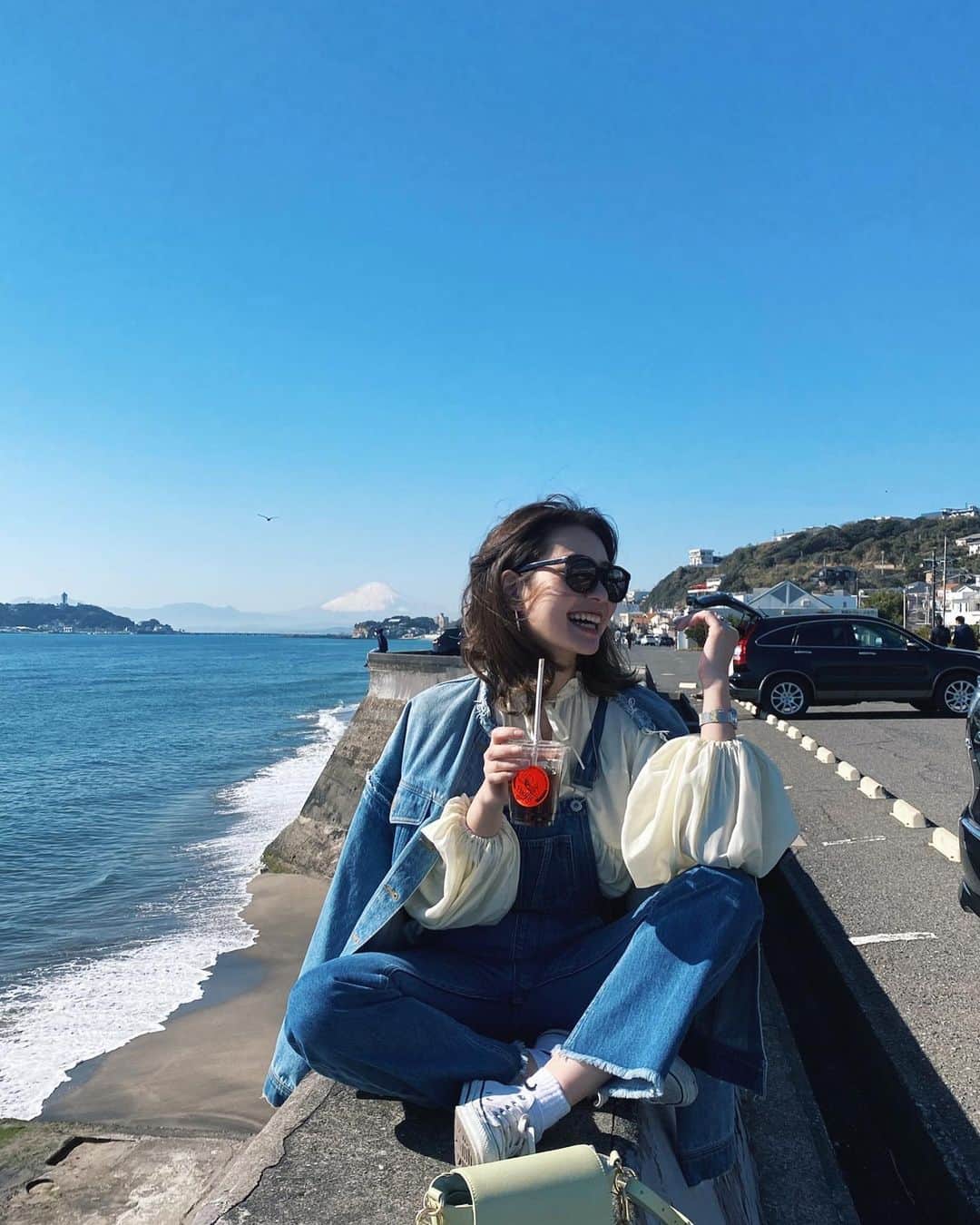 ikeda chizuruのインスタグラム：「やっぱり青空と太陽が大好きやし﻿ 波の音って癒される〜〜🌊♡﻿ (後ろの富士山すごく無い？😳)﻿ ﻿ 東京の大都会で暮らしてると﻿ 毎日わくわくするし﻿ 東京も最高やな〜って思うけど﻿ ﻿ 週末は自然を求めてしまう。﻿ 田舎育ちなもんで✌️✌️﻿ ﻿ 暖かかったから、﻿ 春っぽくデニムコーデ♡﻿ @mercuryduo_com だよ〜﻿ ﻿ また詳細載せます😊﻿ ﻿ —————————————————﻿ #Pacificdrivein #drive #holiday﻿ #sunny #cafe #view #lunch﻿ #湘南 #江ノ島 #七里ヶ浜 #鎌倉﻿ #パシフィックドライブイン ﻿ #七里ヶ浜カフェ #七里ヶ浜ランチ」