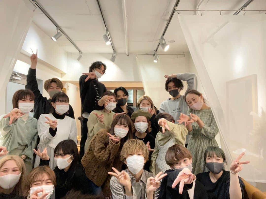 Ryosuke Sugayaのインスタグラム：「38歳になりました！  いつもLORENを支えてもらってる  お客様、メーカーさん、ディラーさん  ほんとにありがとうございます😊  誕生日はいつも親に感謝をする日  何歳になっても親は親で  子供は子供で  あんなに苦しんで産んでくれて  大切に育ててくれたんだから  人生を大切にいきなきゃなとおもうし  人のためにいきなきゃなと思う  子供のころはください、くださいばかりで  たくさんくれたのに、  いつしか大人になったのに  何も与えてない。  親孝行はよくわからいけど  これから少しずつ与える人になりますね🥺  今年はロボットと一緒に暮らすのが夢です🤖」