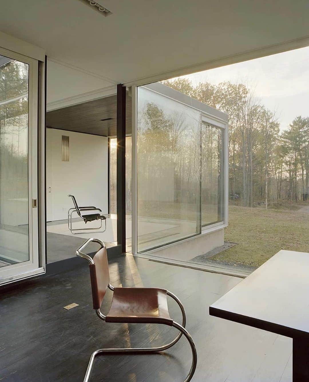 スティーブンアランのインスタグラム：「Binocular Glass House, Hudson Valley, NY.  Photo by Bilyana Dimitrova」